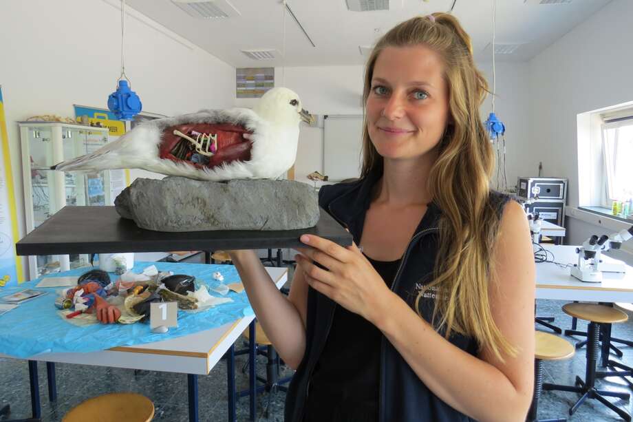 Anne Bönisch betreut das neue Bildungsangebot „Forscherlabor Meeresmüll“ im Multimar Wattforum © Claußen/LKN.SH