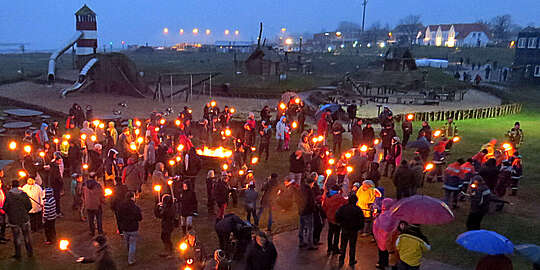 Fackelzug bei der Langen Nacht der Biike im Multimar Wattforum