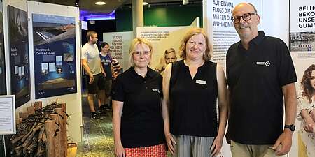 Vier Menschen in einer Ausstellung